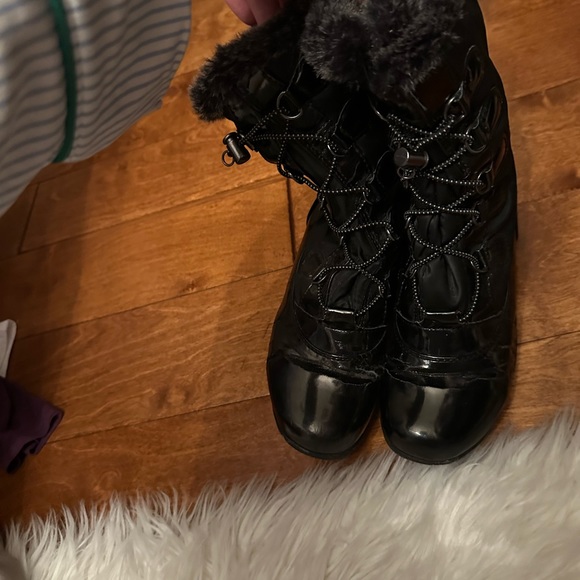 Black size 8 snow boots - Picture 3 of 6